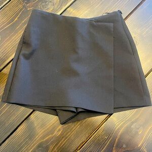 This is the cutest little Zara mini skirt